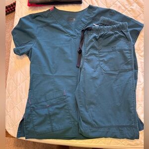 Wonder Wink scrub set